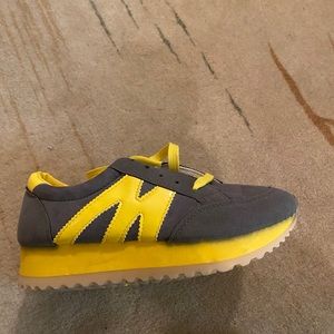 Almost brand new sports shoe no tag.